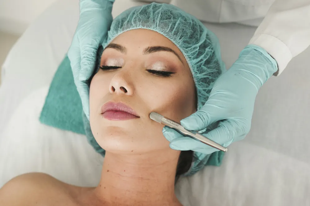 Procedimento de estética avançada em ambiente clínico