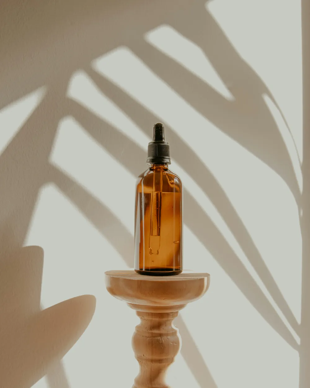 Frasco de sérum sobre superfície clara